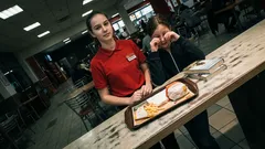 Historka: Chtěla si jen napsat úkoly ve fast foodu. Pak se otevřely dveře