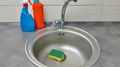 Celou dobu používáte houbičku špatně: 5 chyb, které dělá skoro každý