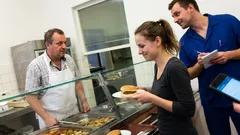 Historka: U výdeje v menze padla poznámka, na kterou dodnes myslím