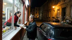 Historka: Na páteční směně u okénka se objevil chlap, který odmítal normálně platit