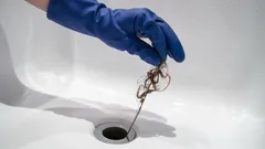 Žádný ocet ani soda: instalatér nám prozradil nejlepší způsob, jak pročistit odtok ve vaně