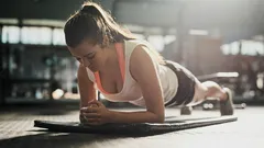 Jak dlouho byste měli vydržet v planku podle věku: normy pro 20, 40 a 60 let