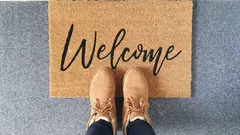 Co dát pod rohožku u vchodu, aby podlaha zůstala suchá: chytrý trik