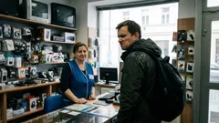 Historka: V prosincové frontě mi muž v kapuci položil otázku, která změnila tón směny