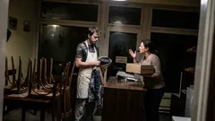 Historka: Zazvonilo po zavíračce a paní přinesla krabici, která změnila můj večer