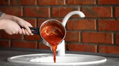 Co v žádném případě nelít do dřezu: o tom neví ani zkušené hospodyňky