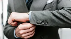 K čemu slouží na rukávech saka „zbytečné“ knoflíky – tohle jste nejspíš nevěděli