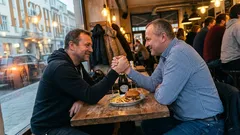 Životní historka: V bistru ztichli u okna, když vešel muž v saku